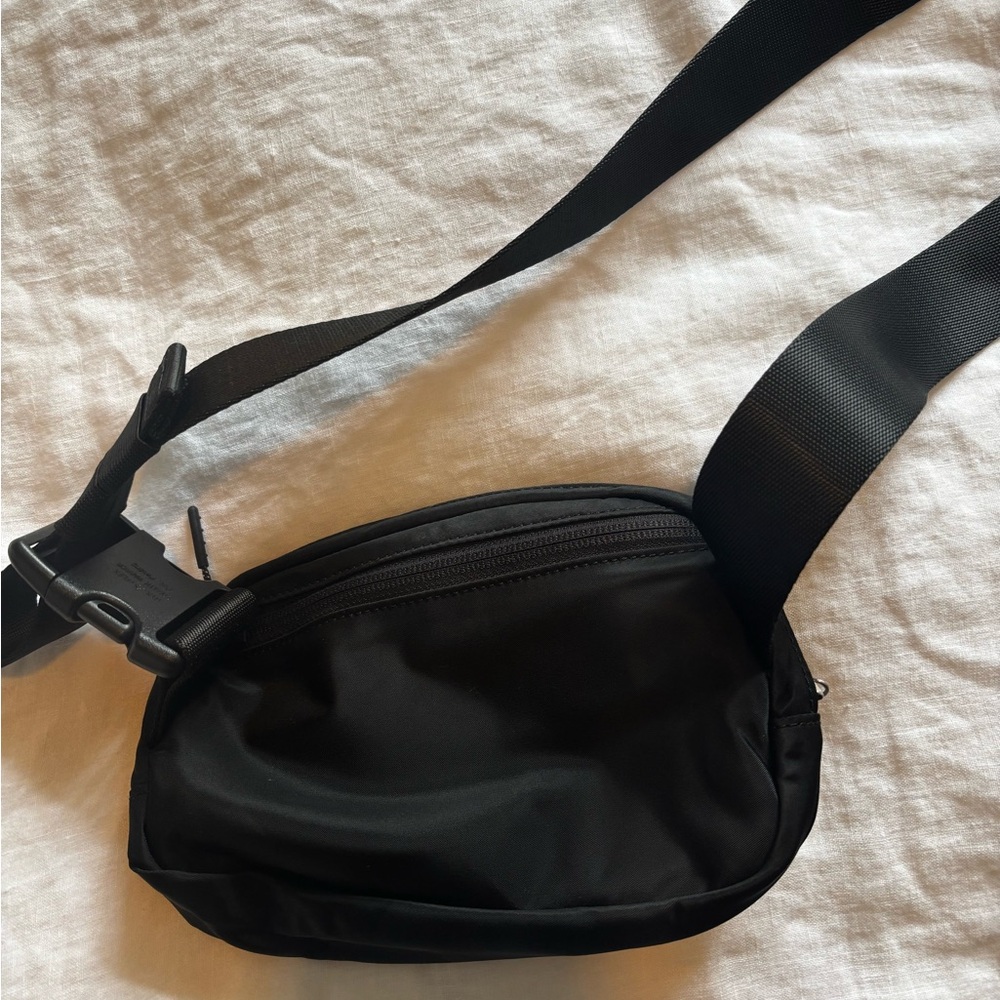 Black lululemon belt bag